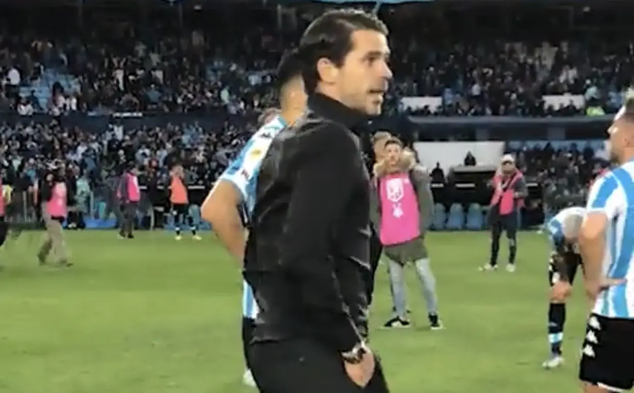 Reacción de Gago con los jugadores de Racing - Racing de Alma