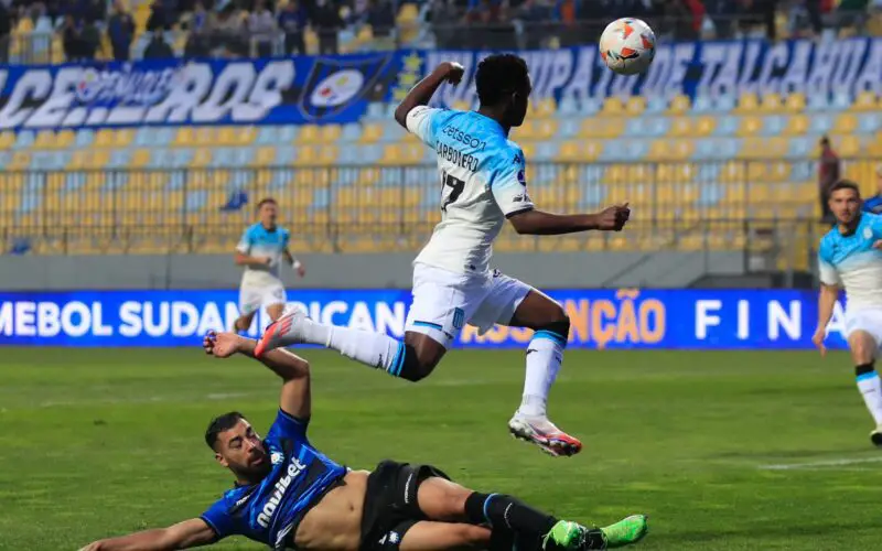 Carbonero en Racing contra Huachipato