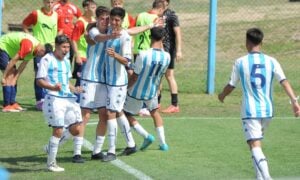 Milito metió un gol y festejo en Racing - Independiente