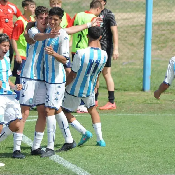 Milito metió un gol y festejo en Racing - Independiente