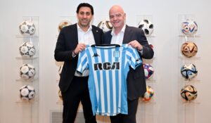 La reunión de Milito, candidato en Racing, con Infantino