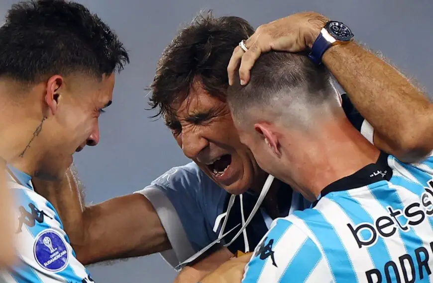 Costas: "Pensé que me moriría sin vivir esto con Racing"