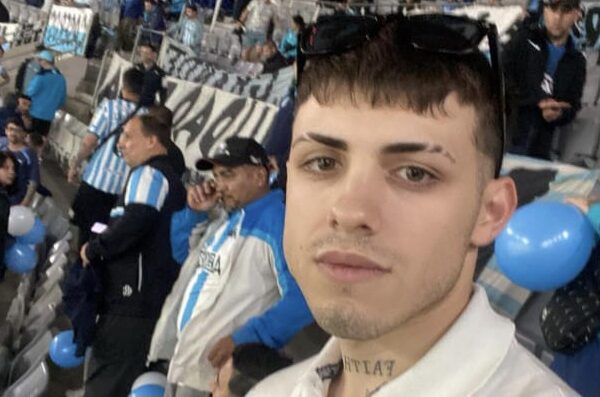 El gesto de Costas con un hincha de Racing a pie a Asunción