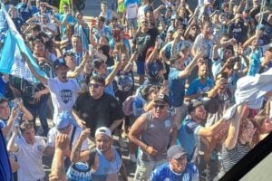 Tremendo banderazo despedida a jugadores de Racing