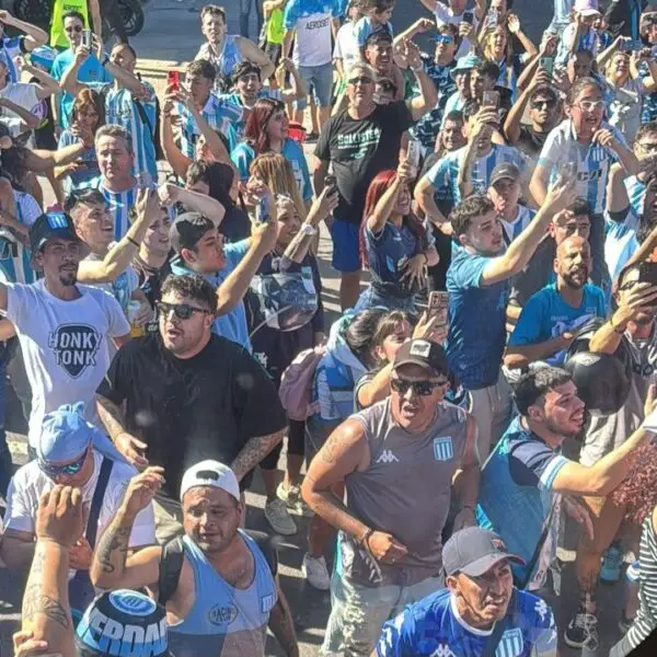 Tremendo banderazo despedida a jugadores de Racing