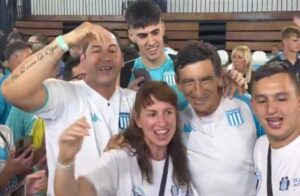 El emotivo recibimiento al plantel de Racing en el club