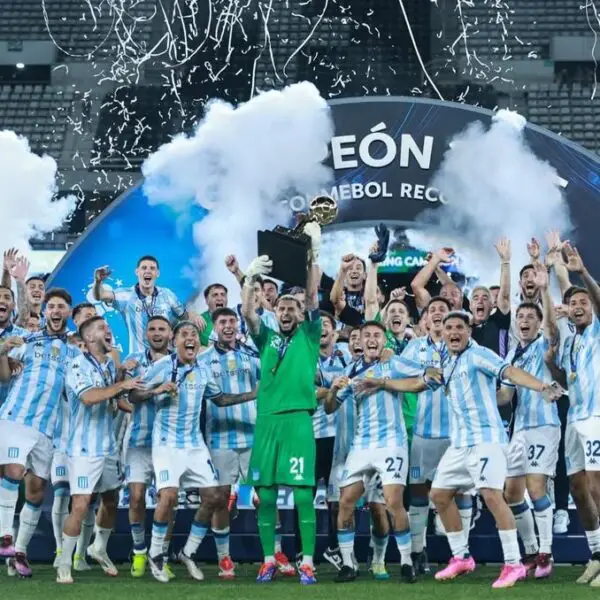 Racing salió campeón y Maravilla Martínez festeja