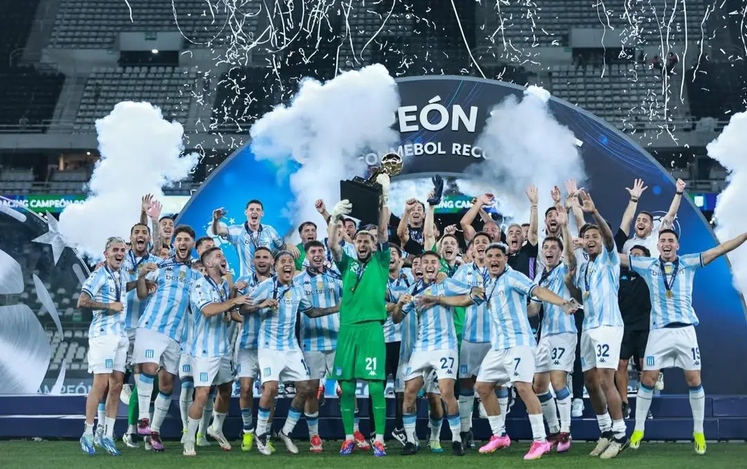 Racing salió campeón y Maravilla Martínez festeja