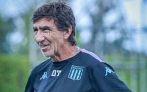 Costas probó una formación para Racing vs. Independiente